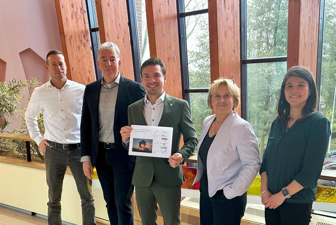 Foto: Ondertekening meerjaren prestatieafspraken 2026 - 2029.  Met vlnr. Mark Wonders van Woonmeij, Marko Hermeler van Huurdersbelang Woonmeij, wethouder Sam  Goossens van gemeente Sint-Michielsgestel, Yvonne van Mierlo van BrabantWonen en Mascha Reek namens  Marieke Vossen van JOOST. De bestuurder van Stichting Huurders van JOOST staat niet op de foto. 